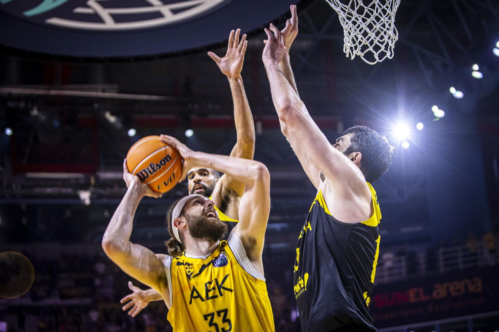 El AEK remonta y le quita al Tenerife el tercer puesto (77-73)