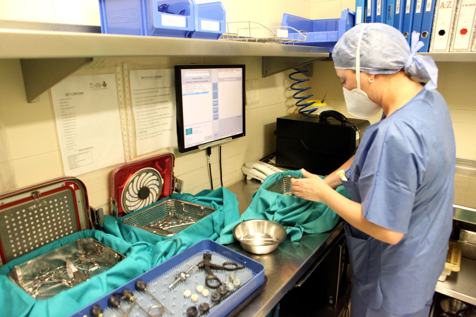 Una profesional manipula material quirúrgico durante uno de los pasos del proceso de esterilización.