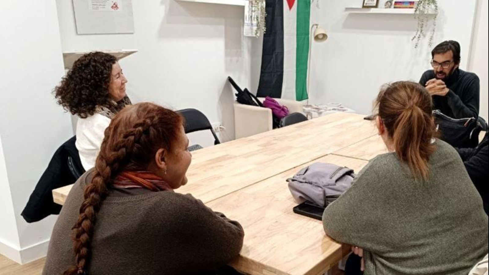 José Luis Bueno, en una reunión con trabajadoras de Ayuda a Domicilio.