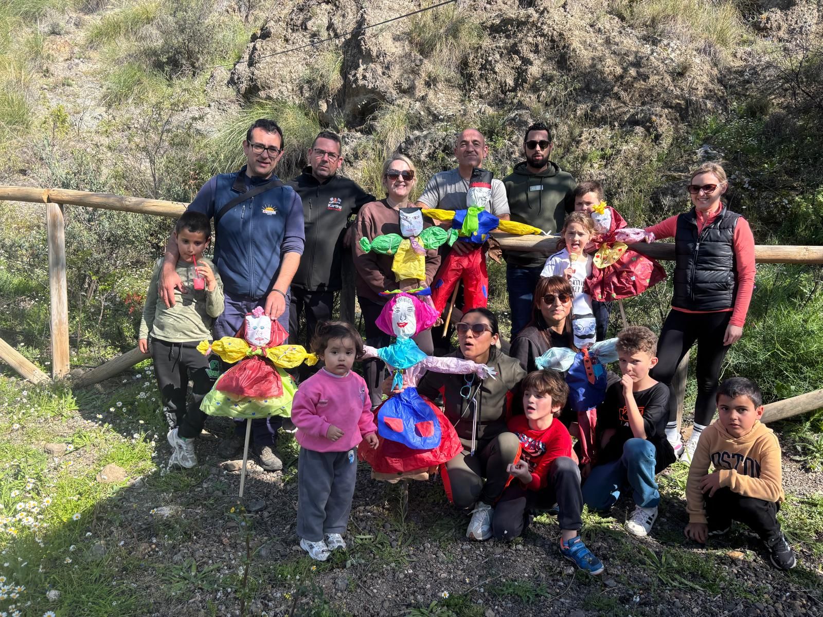 Alex y su grupo de amigos en el Cabezo María de Antas