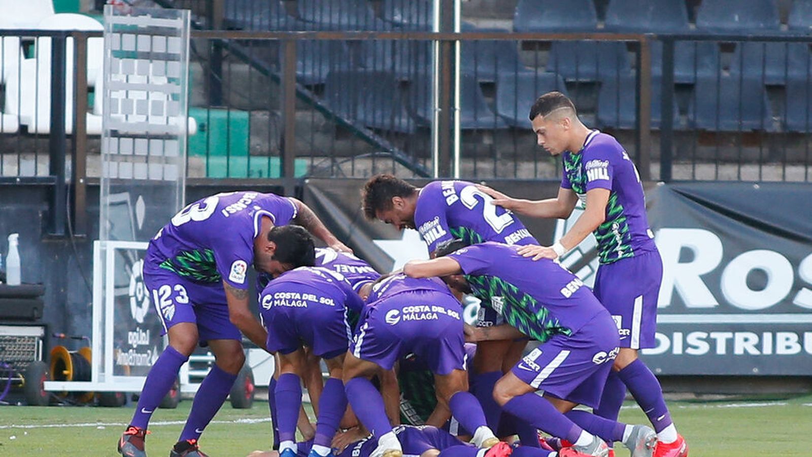 Los jugadores del Málaga celebran el gol de Ramón.