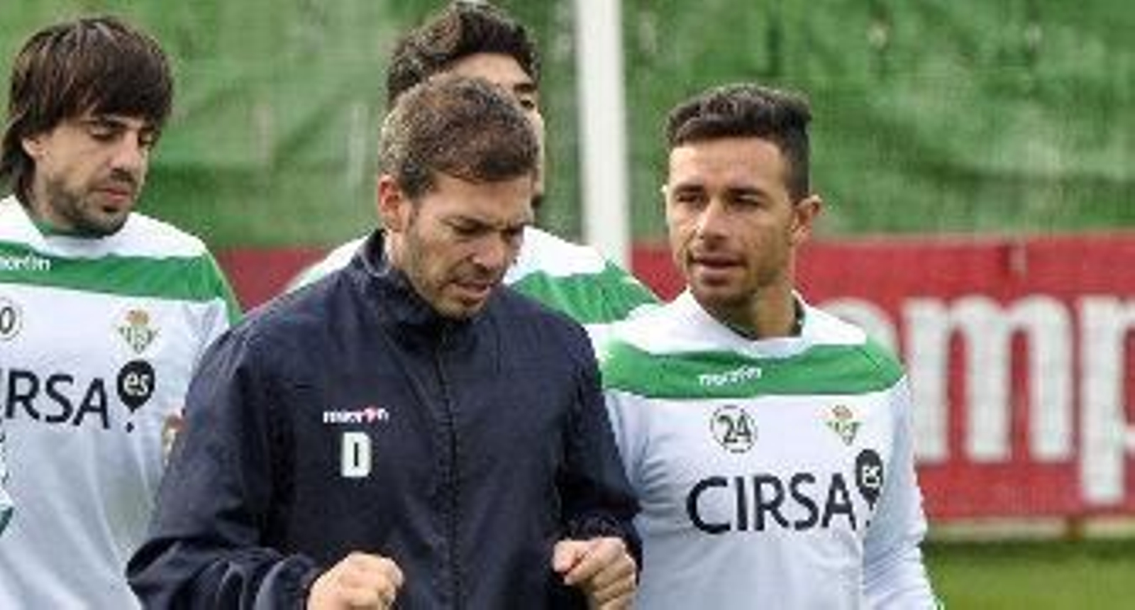 Rubén Castro dialoga con el preparador físico, David Gómez, mientras realiza carrera continúa. / Manuel Gómez