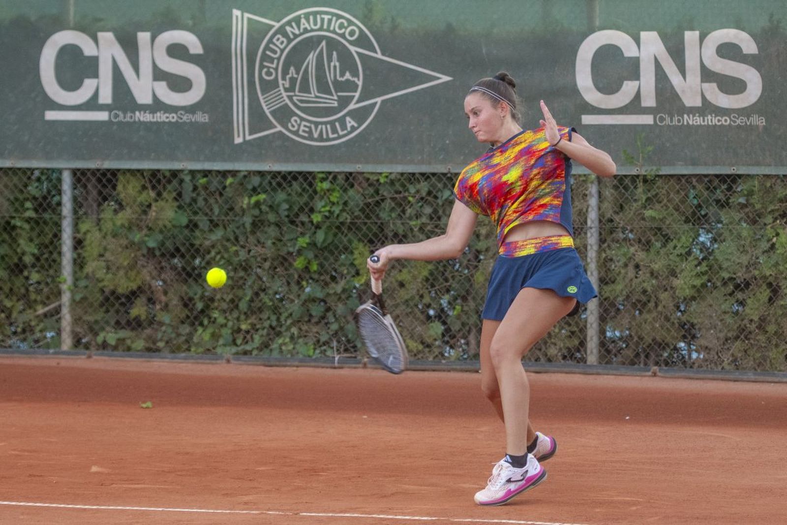 Silvia Caliman, la gran revelación del torneo, golpea, la bola con su derecha durante su semifinal.
