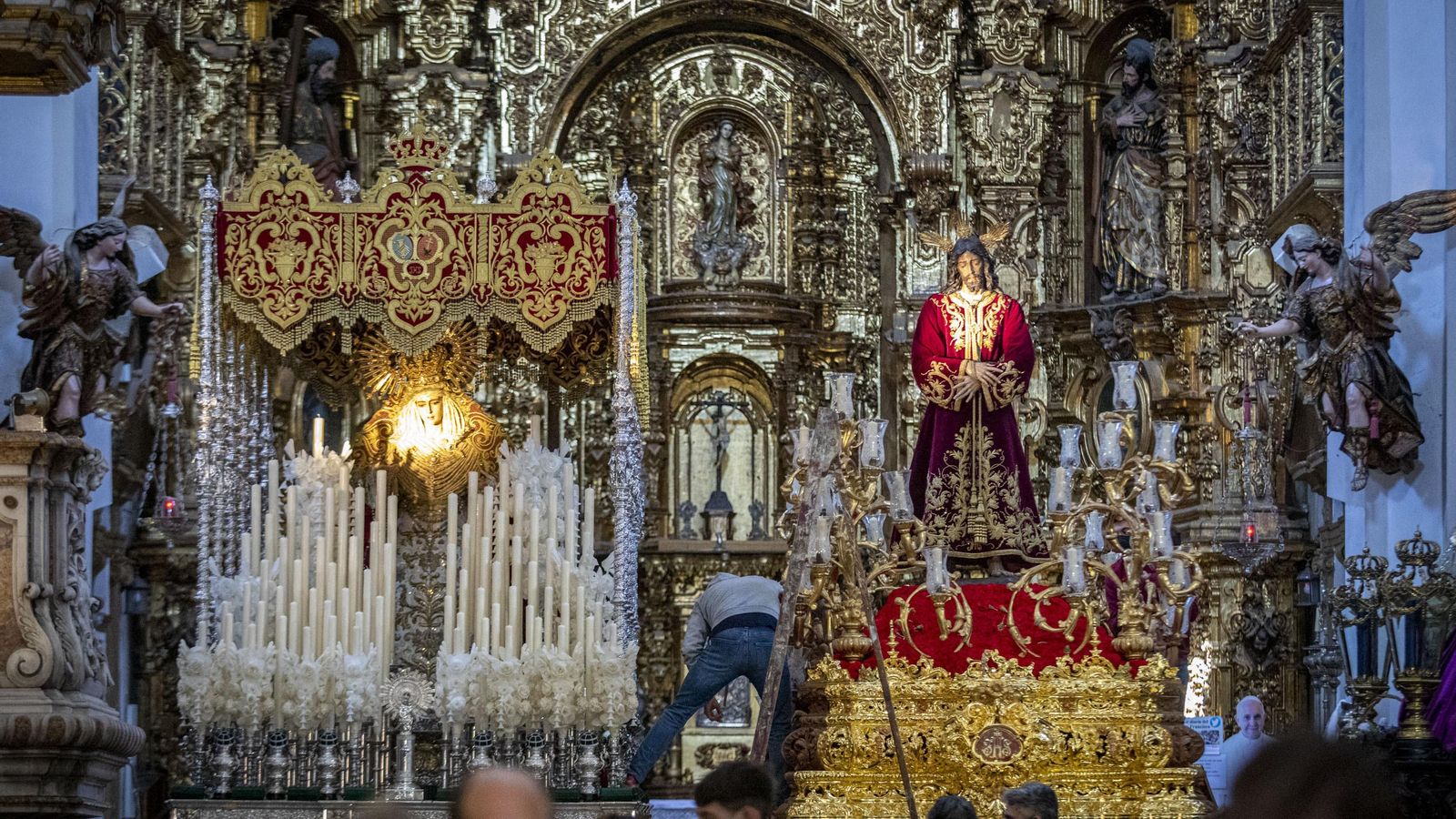 Los dos pasos de la cofradía de Las Penas, en San Lorenzo.