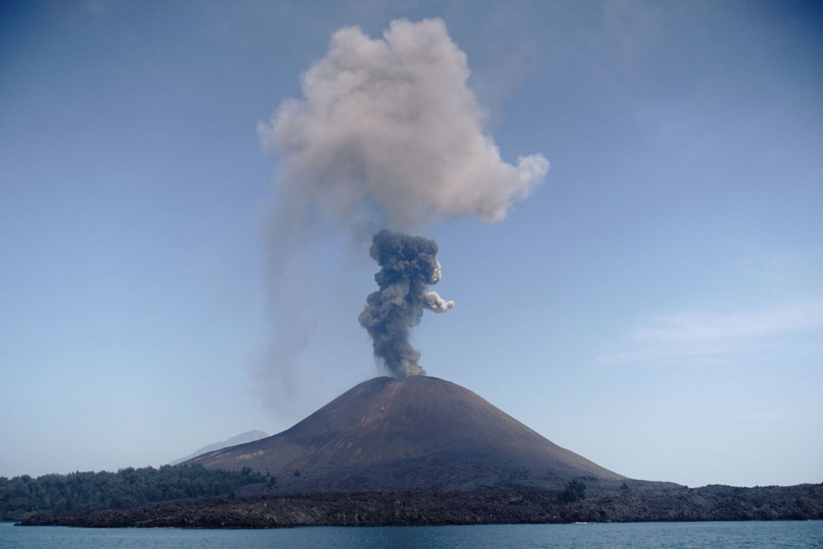 El volcán indonesio hijo del Krakatoa entra en erupción