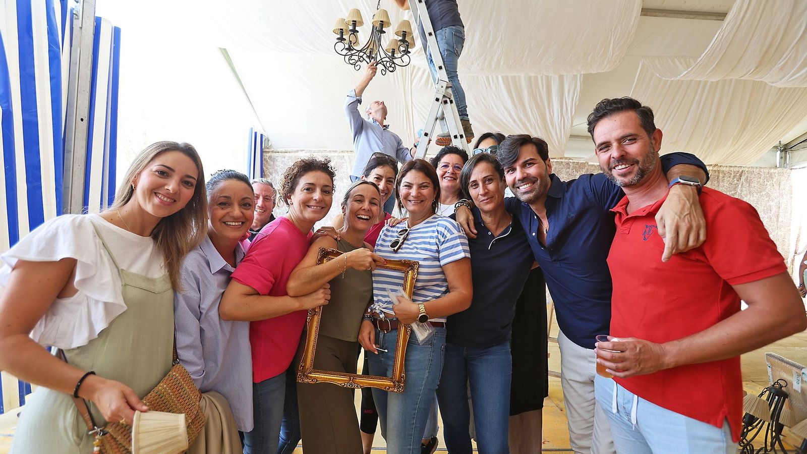 Alegría en los preparativos de las casetas. Alegría en los preparativos de las casetas.