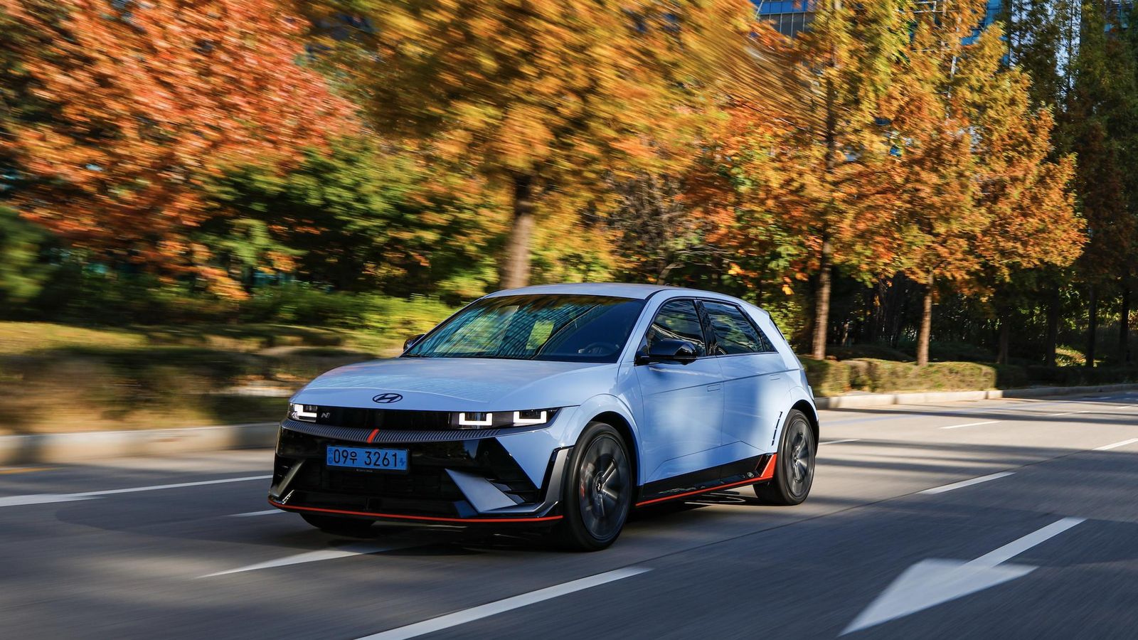 Aunque el Ioniq 5N es un coche que se adapta perfectamente a su uso en circuito por sus cualidades, también puede utilizarse en ámbitos mucho más convencionales disfrutando de las aportaciones de su sistema de propulsión eléctrico.