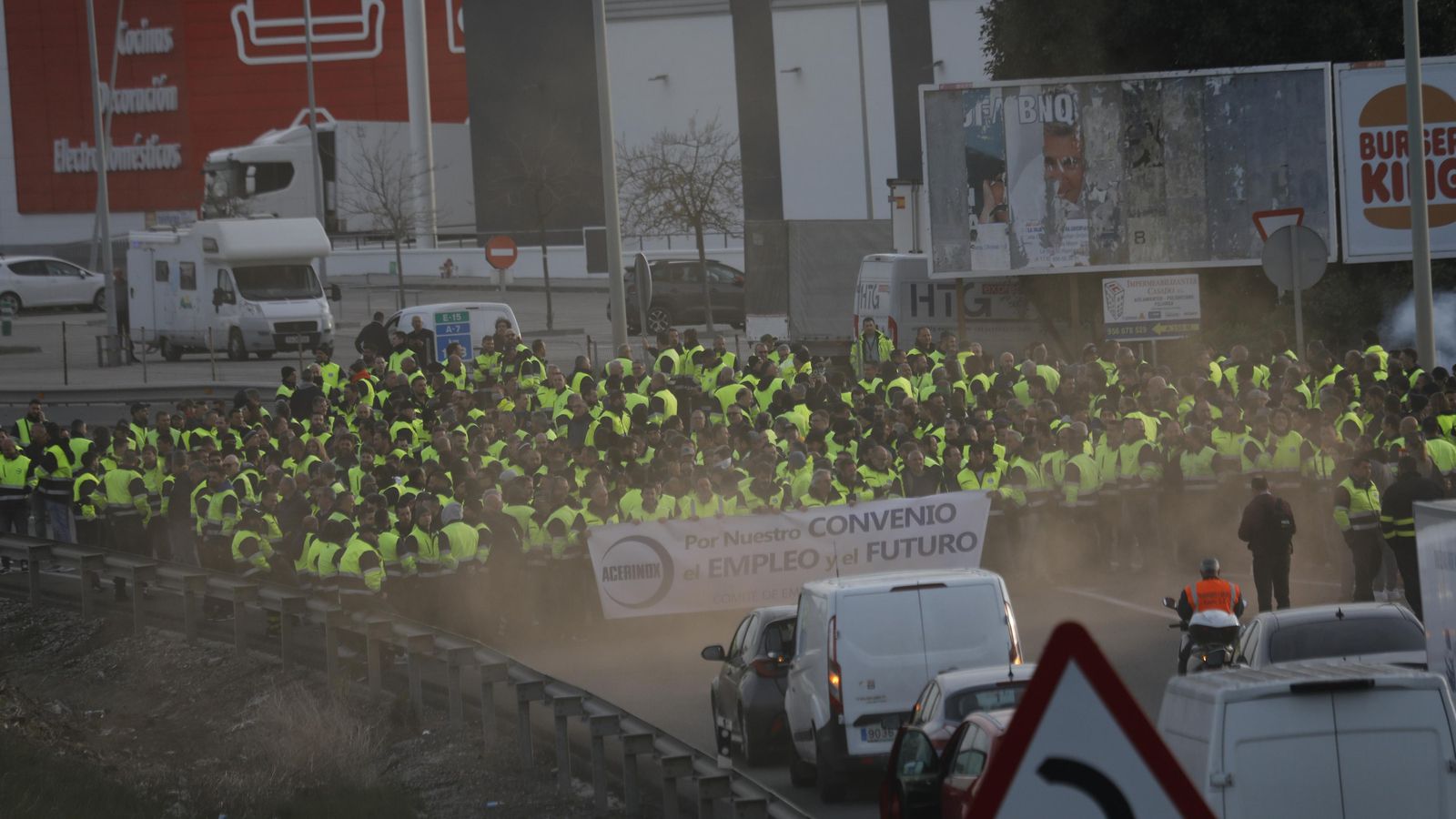 Corte de la A7 por los trabajadores de Acerinox el miércoles.