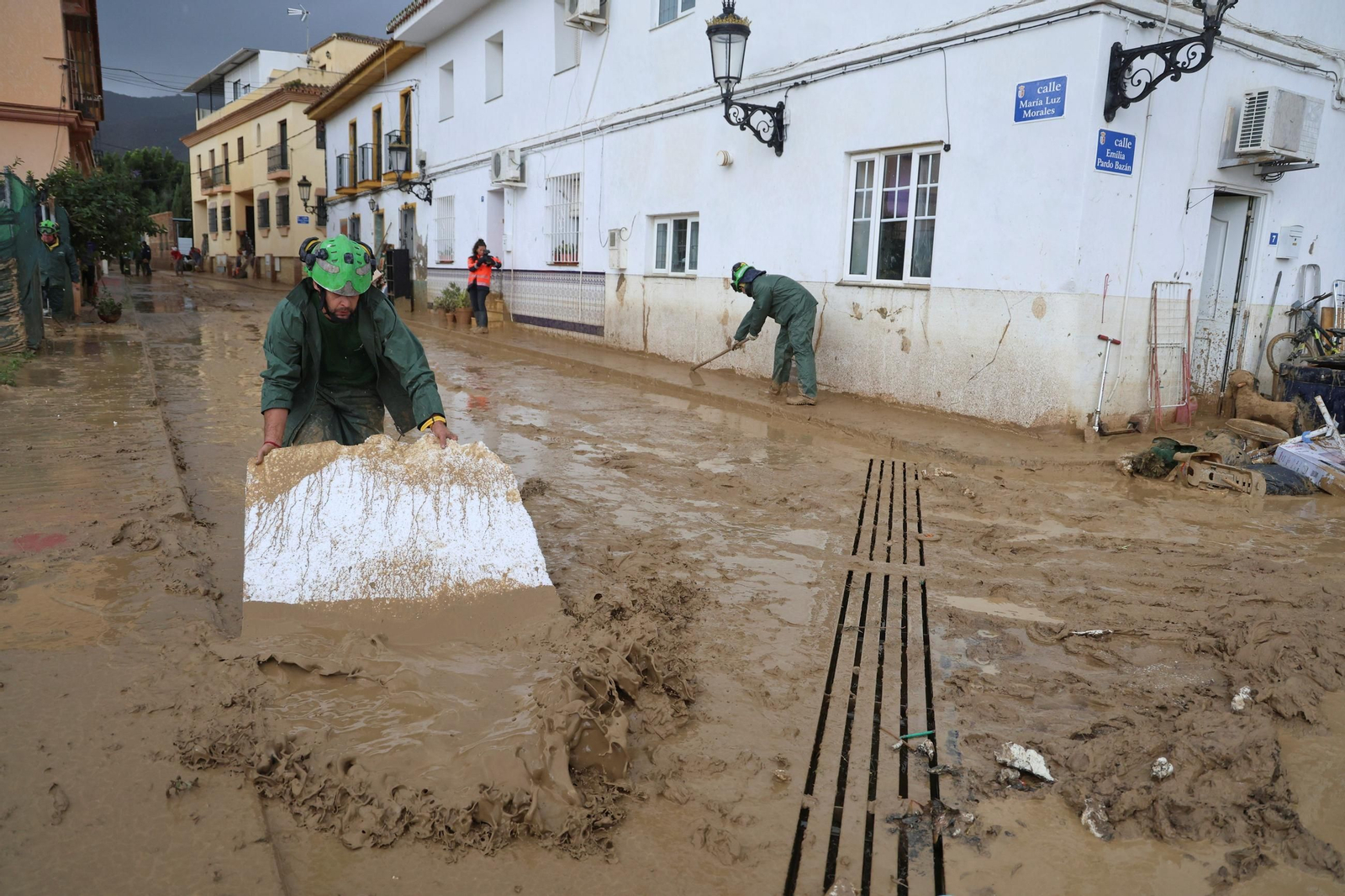 Vecinos limpian sus casas tras las fuertes lluvias en Cártama