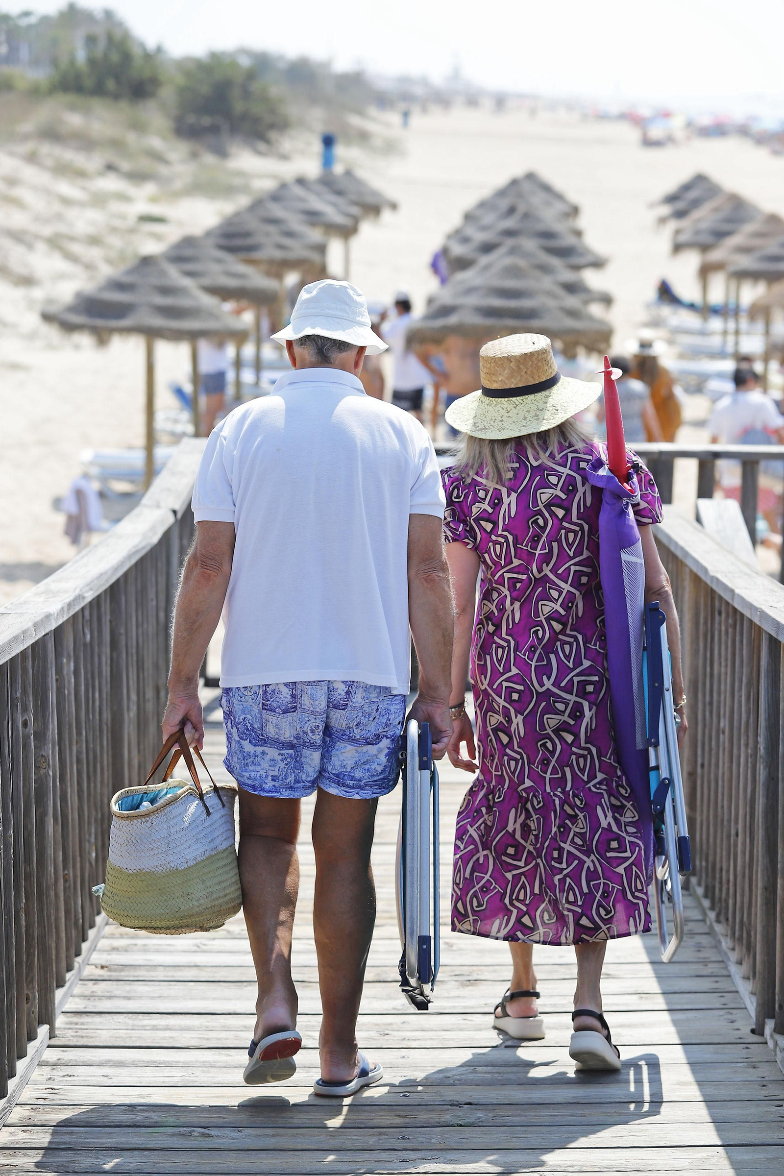 Imágenes del ambiente en las playas de Huelva en el 1 de julio