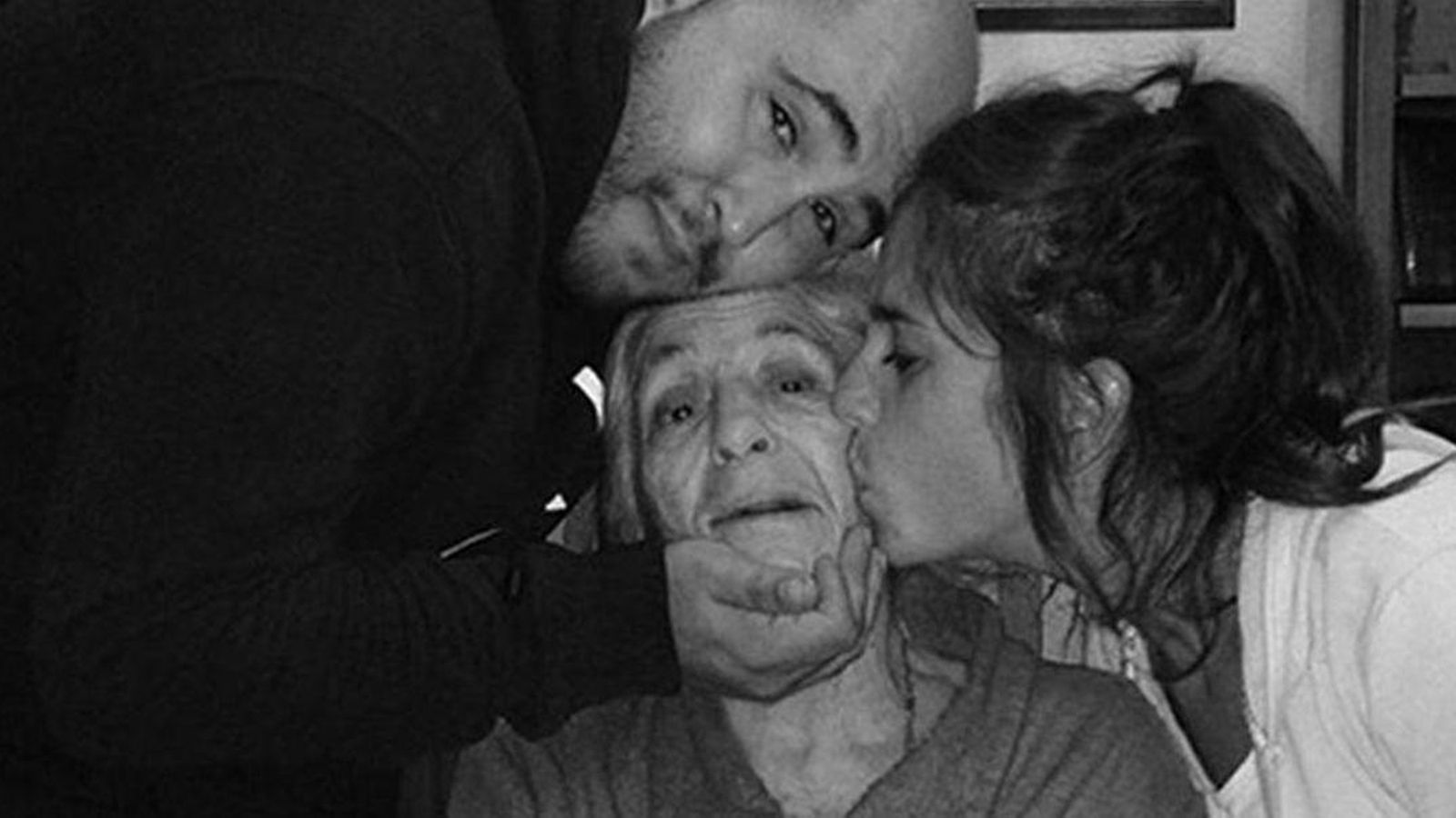 Kiko y Anabel besan a su abuela, doña Ana, en una foto de sus redes.