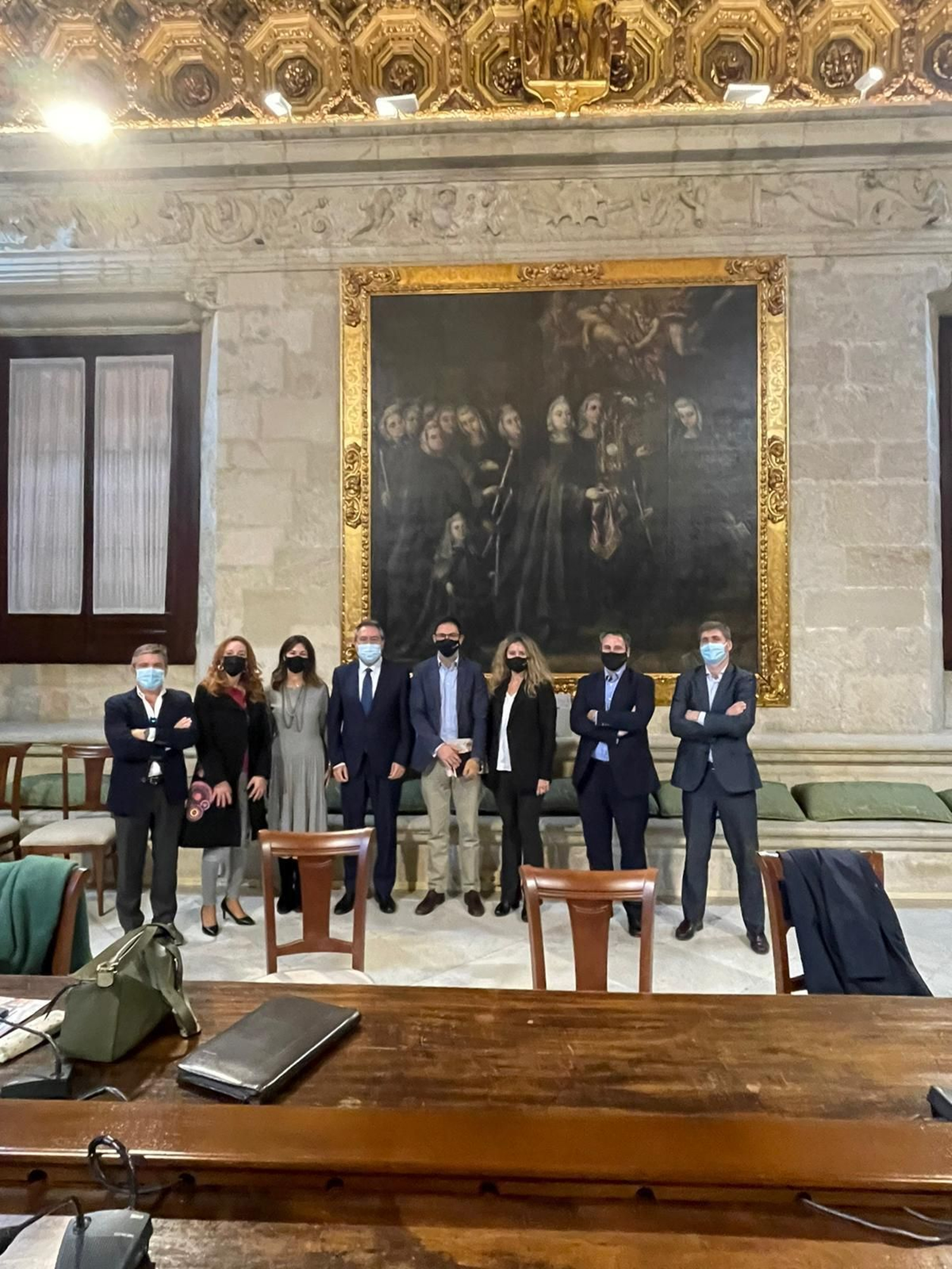 El alcalde de Sevilla, Juan Espadas, ha recibido hoy a Luz Usamentiaga, directora de Regulación, Asuntos Públicos y Sostenibilidad, y a Diego Martínez, director general de Orange B2C, junto a otros representantes de la compañía