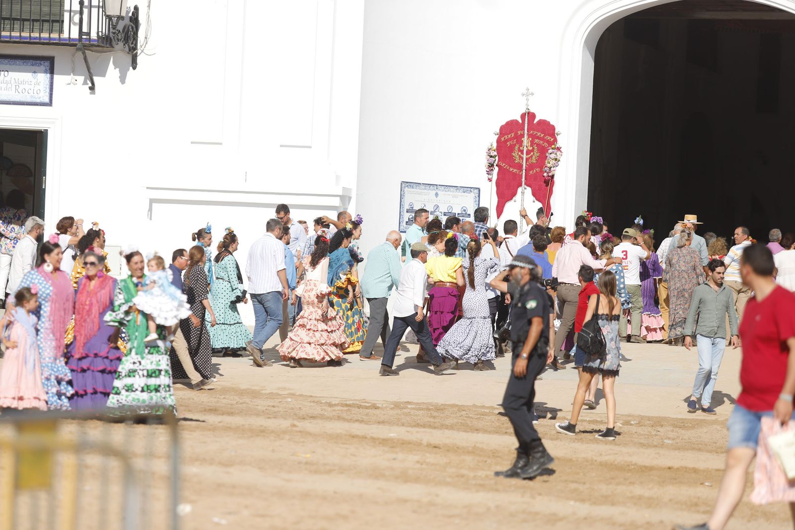 Un grupo de hermanos antes de acceder al santuario de la Virgen del Rocío en la aldea almonteña.