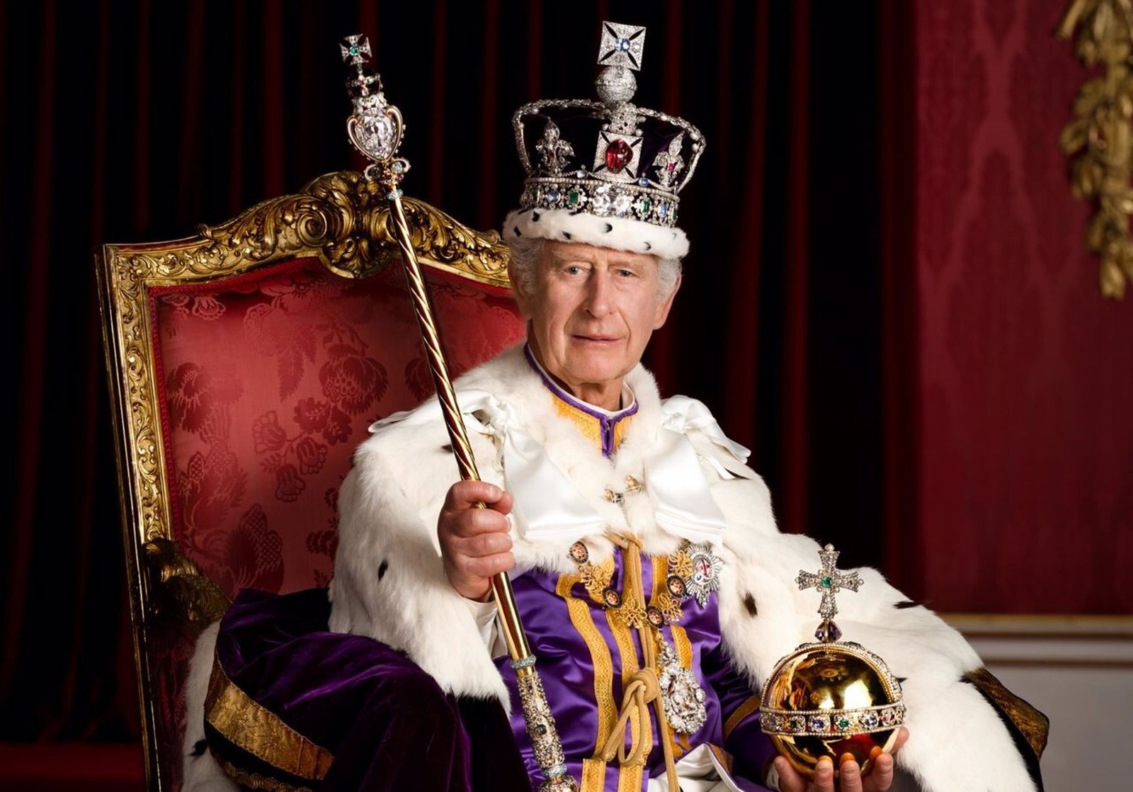 Carlos III en su primer retrato oficial coronado.