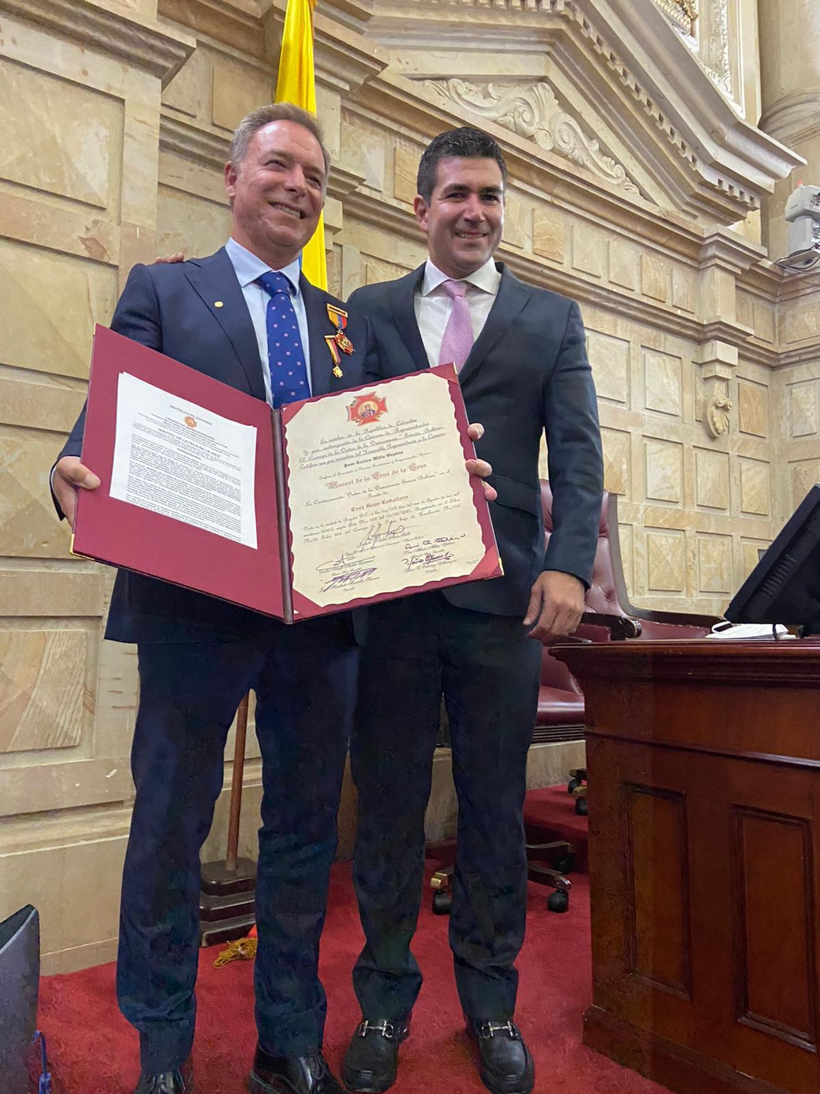 Manuel de la Cruz recibe la Cruz de manos de Juan Carlos Wills Ospina.