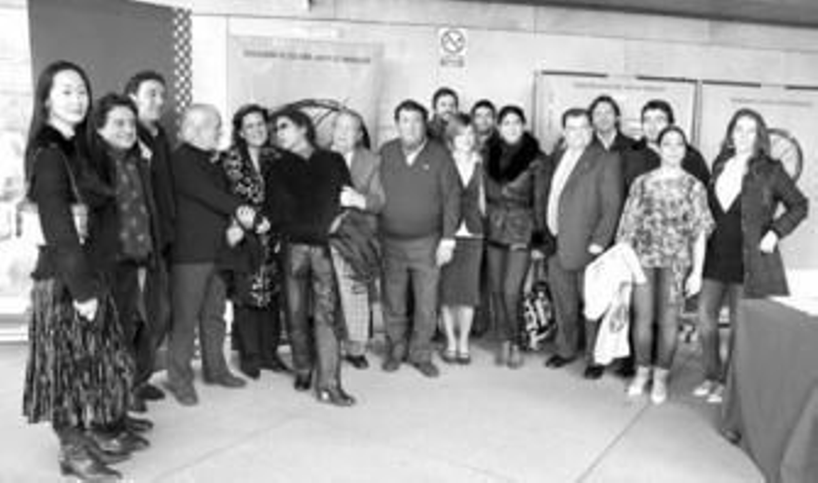 La consejera de Cultura, flanqueda por Manolo Sanlúcar y Mario Maya, junto a varios participantes en 'Flamenco viene del Sur'.