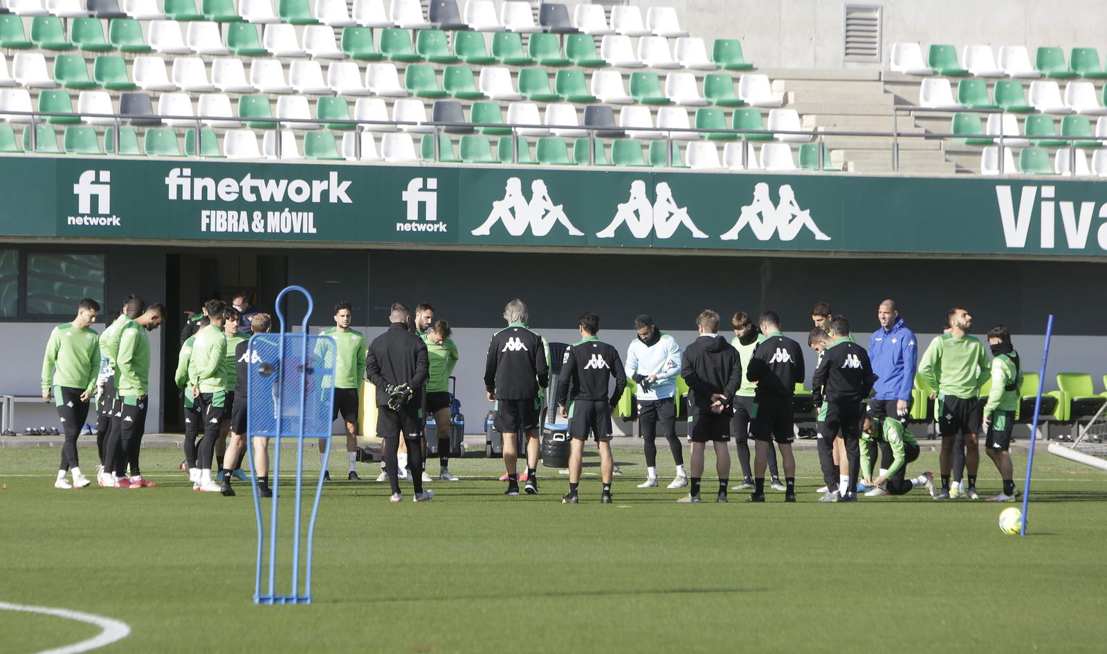 Pellegrini dialoga con sus jugadores en el último entrenamiento en la ciudad deportiva.