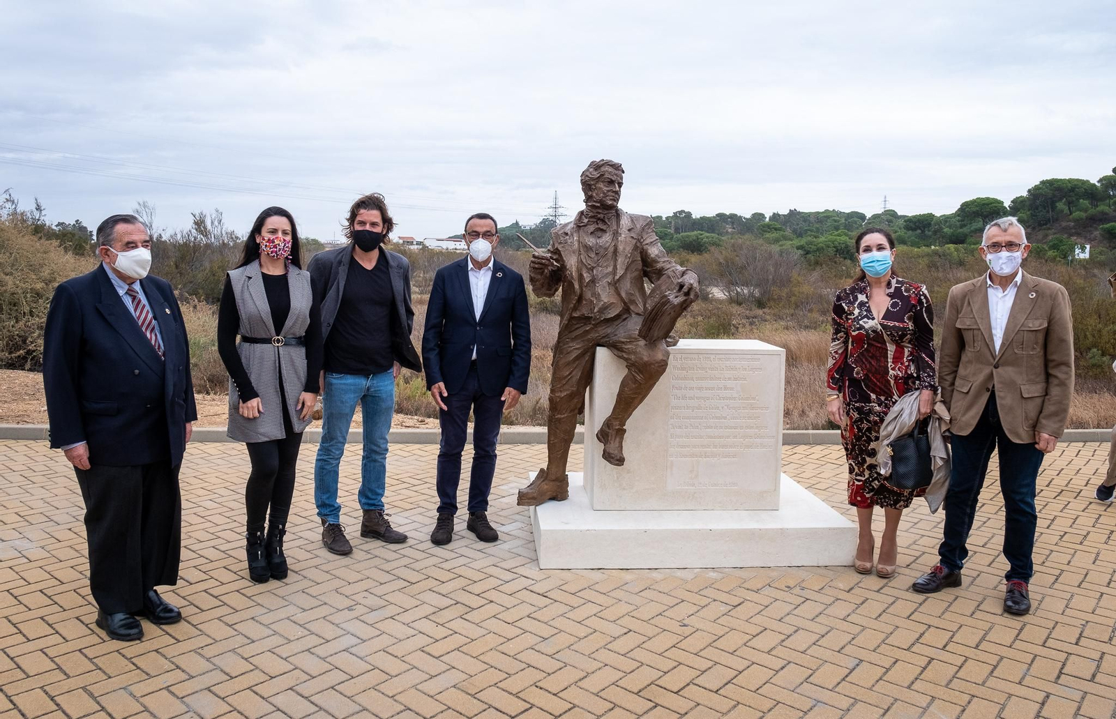 Los participantes en la inauguración, junto a la nueva obra dedicada a Washington Irving.