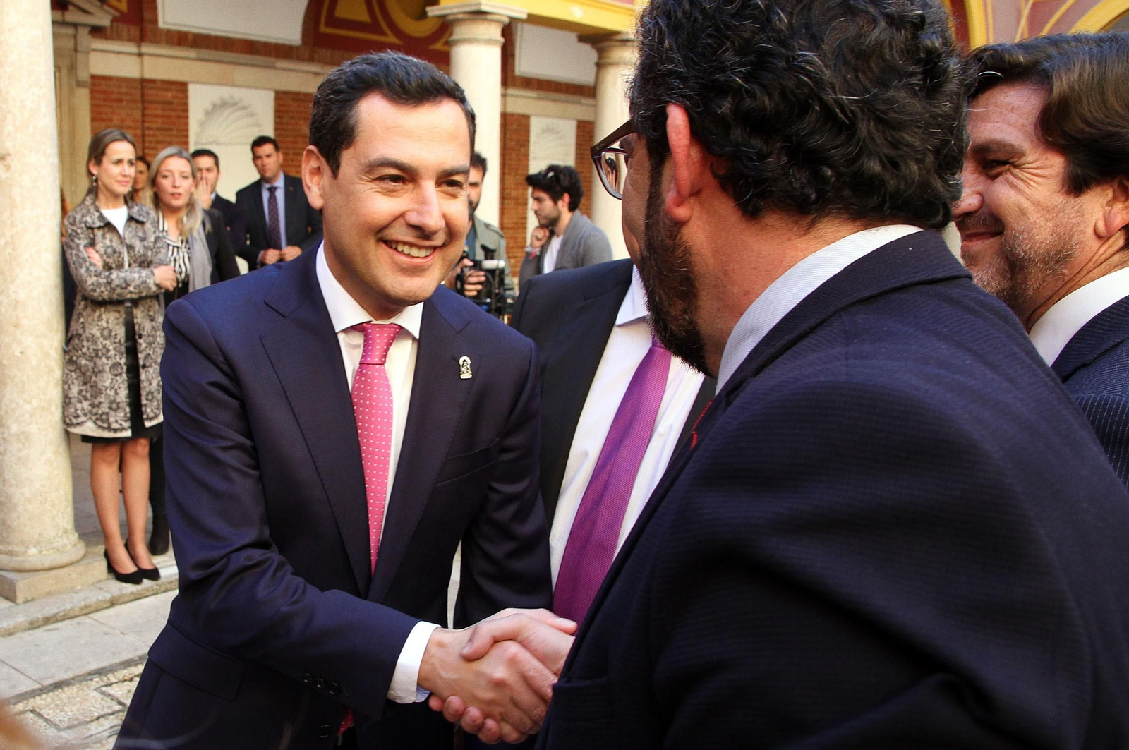 Juanma Moreno se reúne con Gabriel Cruz en el Ayuntamiento, en imágenes