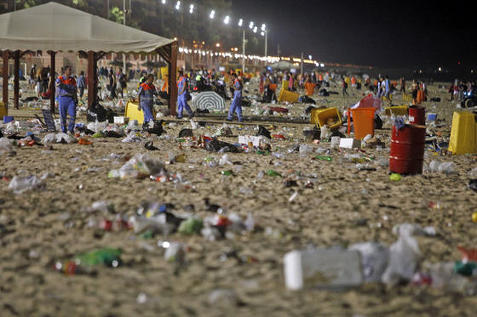 Los servicios de limpieza recogen 42 toneladas de residuos de la arena tras la noche de las barbacoas del Trofeo Carranza.

Foto: Jesus Marin