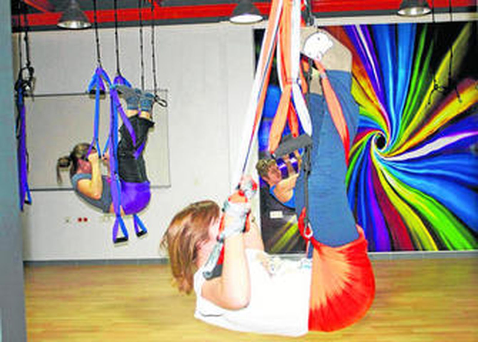 Se realizan las diferentes rutinas del yoga pero suspendidos en el aire.