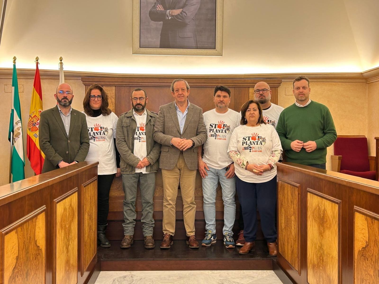 El alcalde de Andújar, Francisco Carmona, con miembros de la Plataforma Stop Biogás.