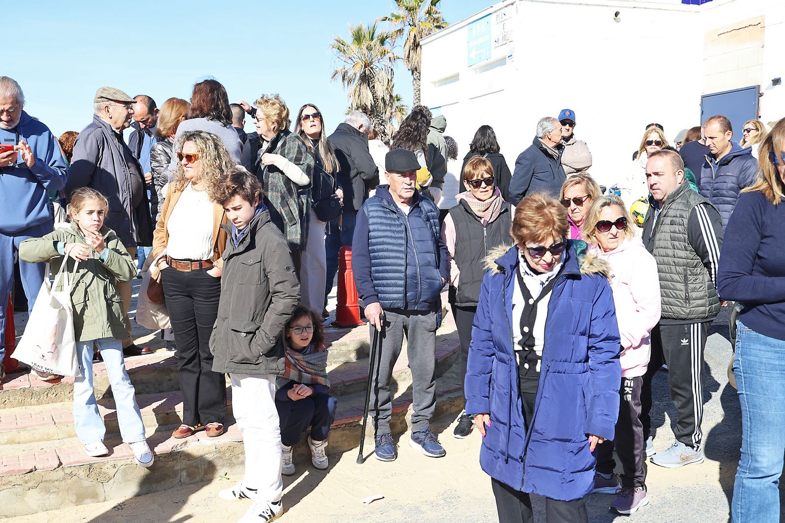 Fotografías de la concentración de los vecinos de Matalascañas tras los destrozos del paseo marítimo