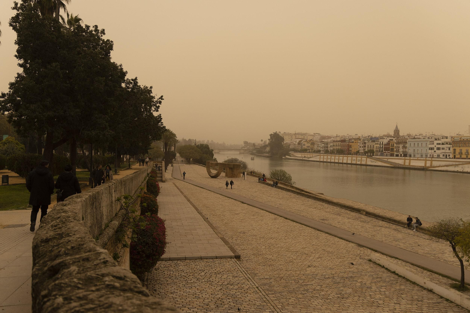 Las imágenes de Sevilla cubierta de calima y polvo en suspensión