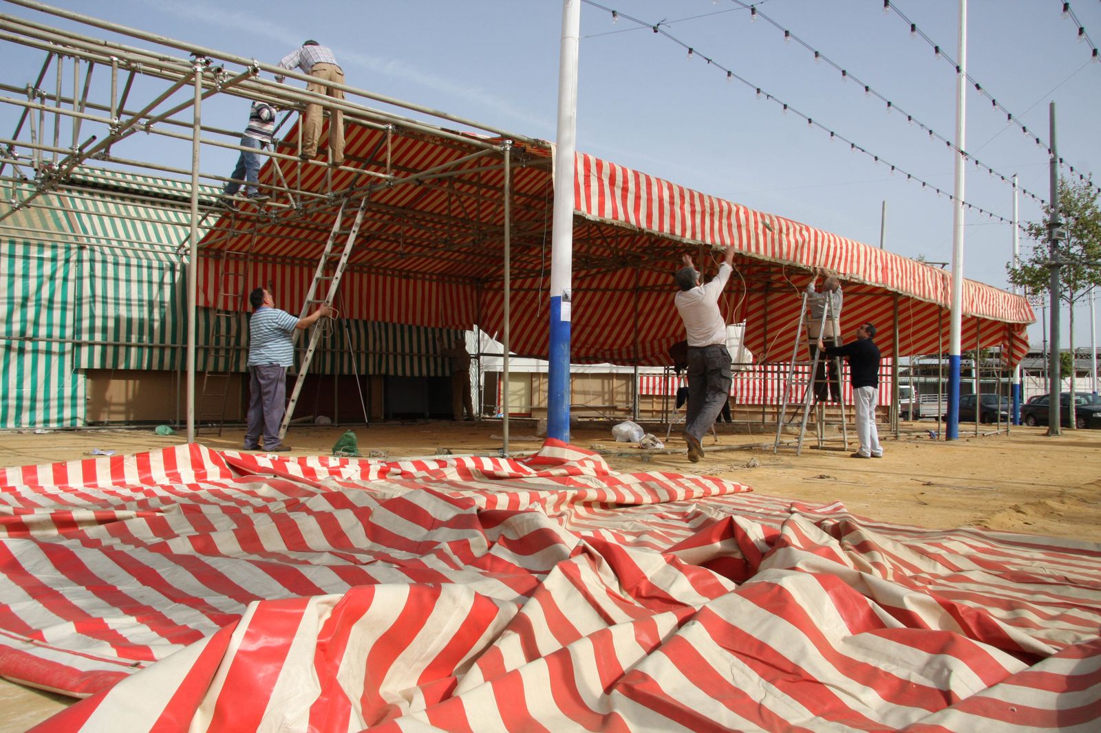 Montaje de la estructura de una caseta de la Feria.
