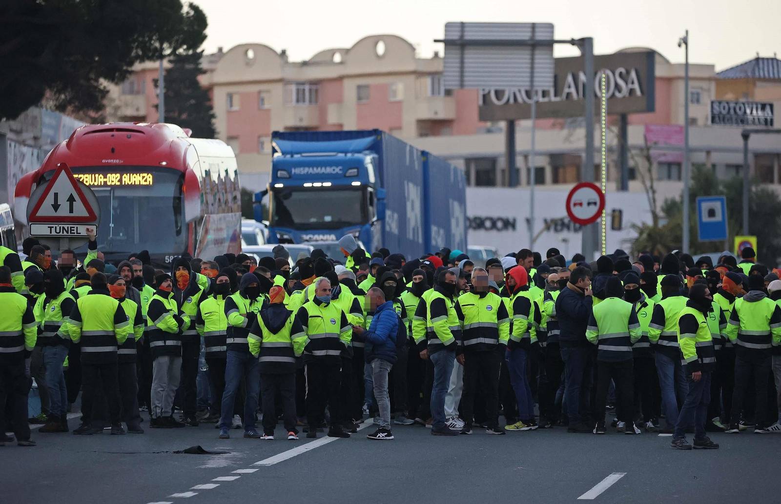 Trabajadores de Acerinox durante el corte de tráfico del pasado martes. Trabajadores de Acerinox durante el corte de tráfico del pasado martes.
