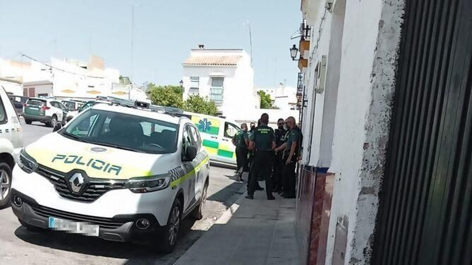 Guardias civiles y policías locales, en un operativo en Osuna