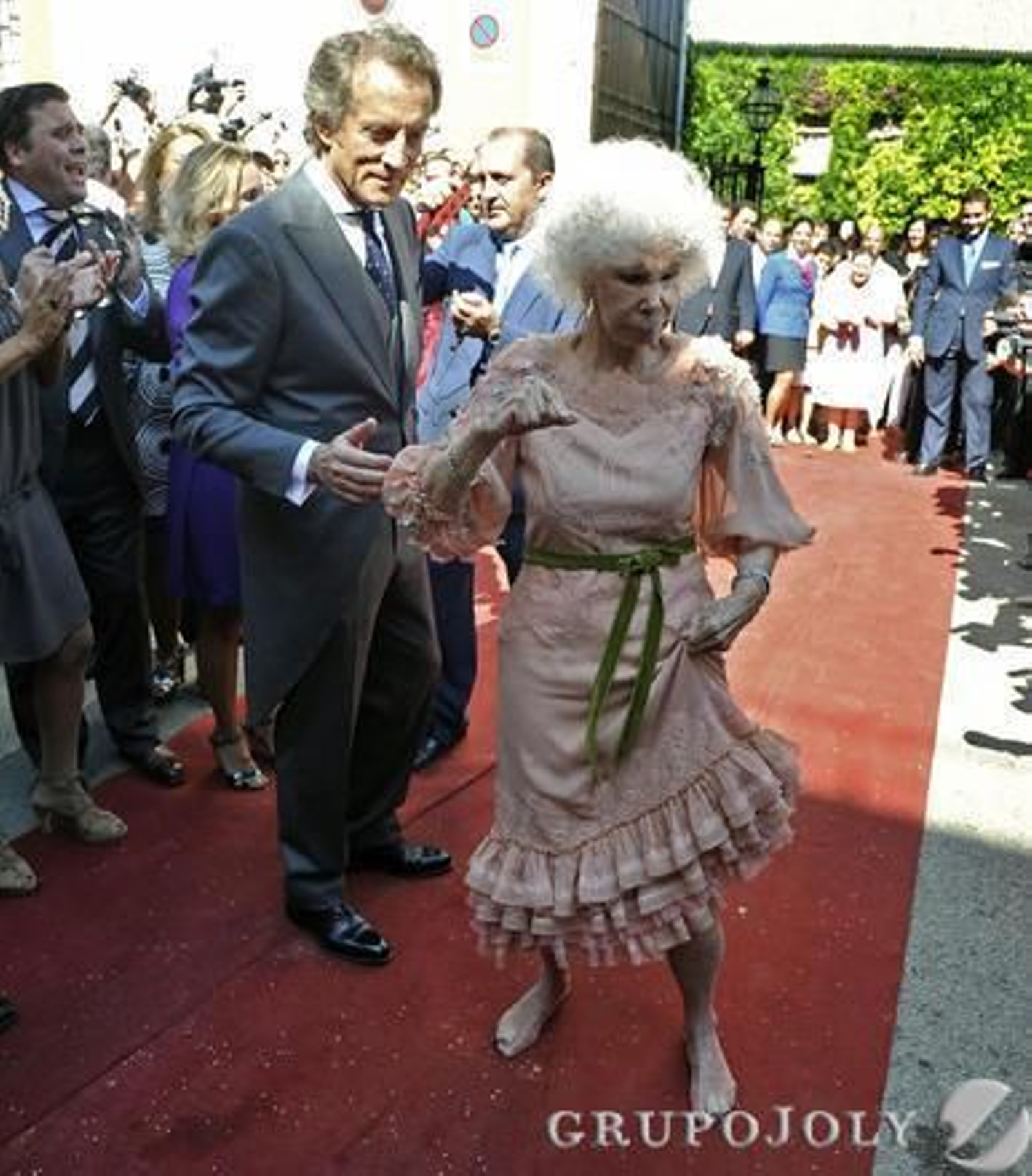 Cayetana bailando sevillanas con su marido atrás.

Foto: Juan Carlos Vázquez