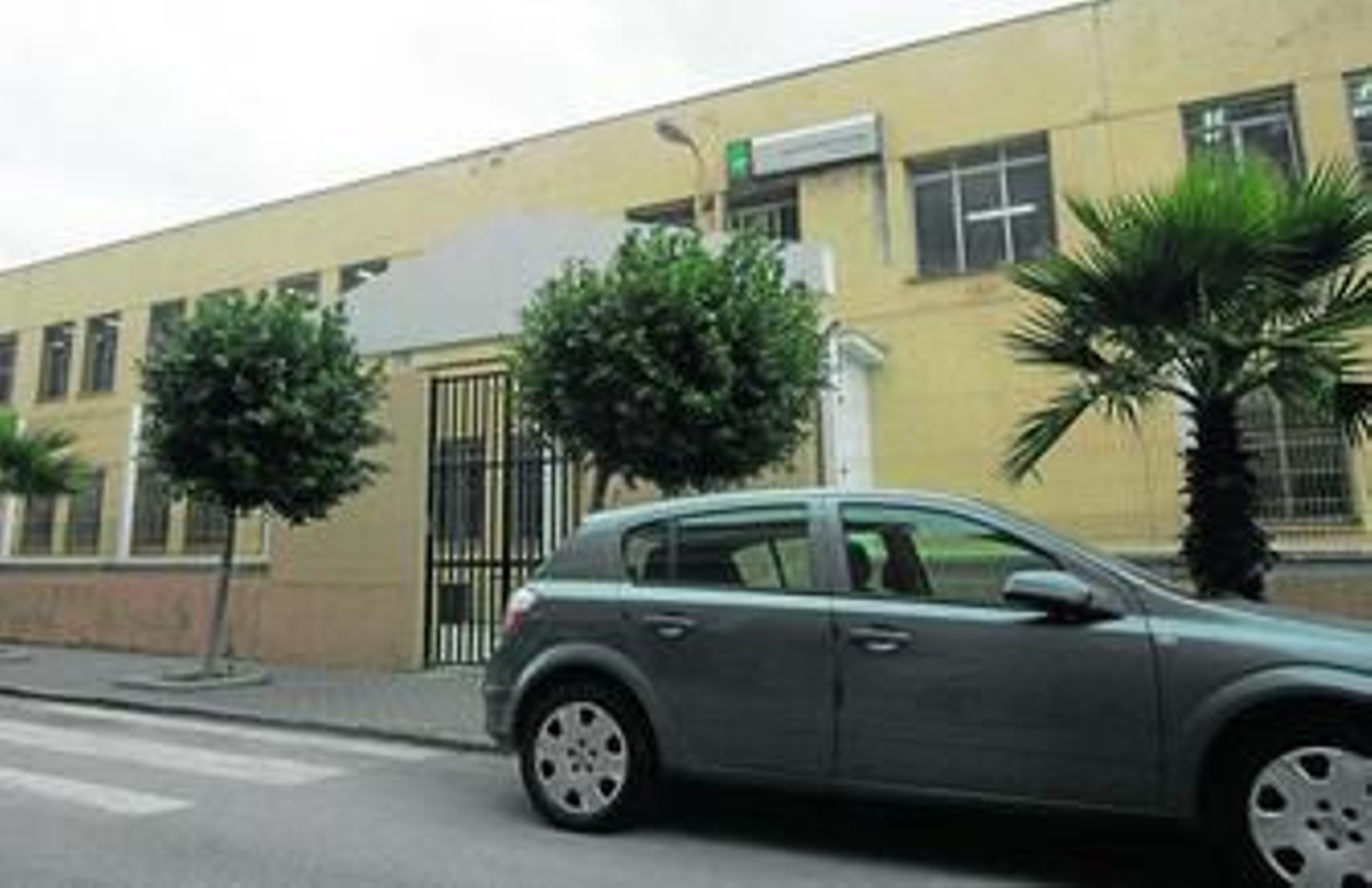 Imagen de la puerta de acceso al instituto Menéndez Tolosa.
