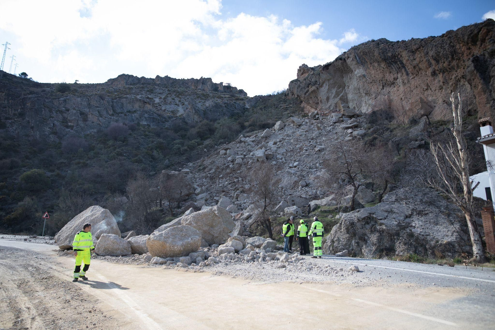 Fotos: así está la zona del desprendimiento de rocas de la carretera de Sierra Nevada