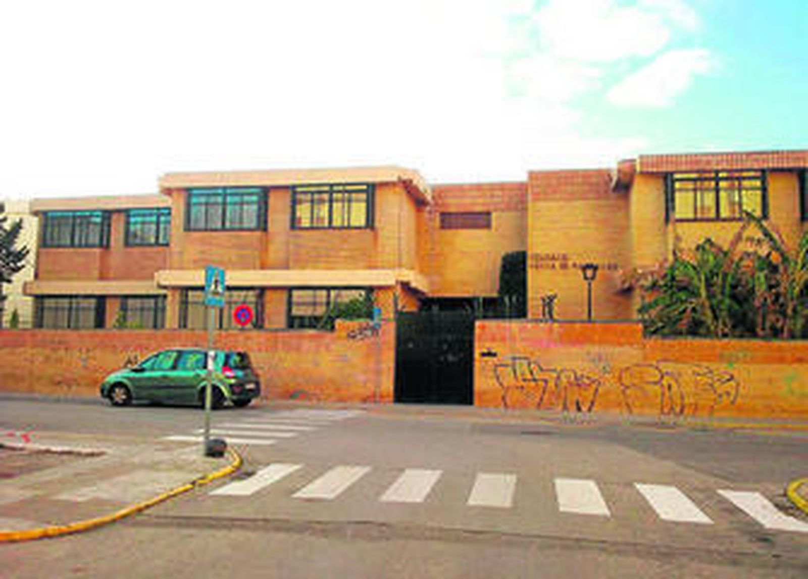El centro de menores está situado junto al colegio Luisa de Marillac, regentado por las Hijas de la Caridad.