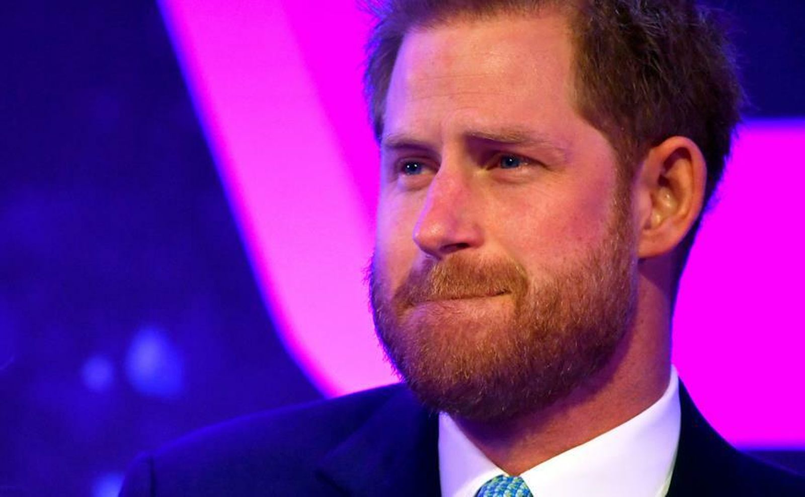 El príncipe Enrique, llorando durante su discurso en una gala dedicada a la infancia.