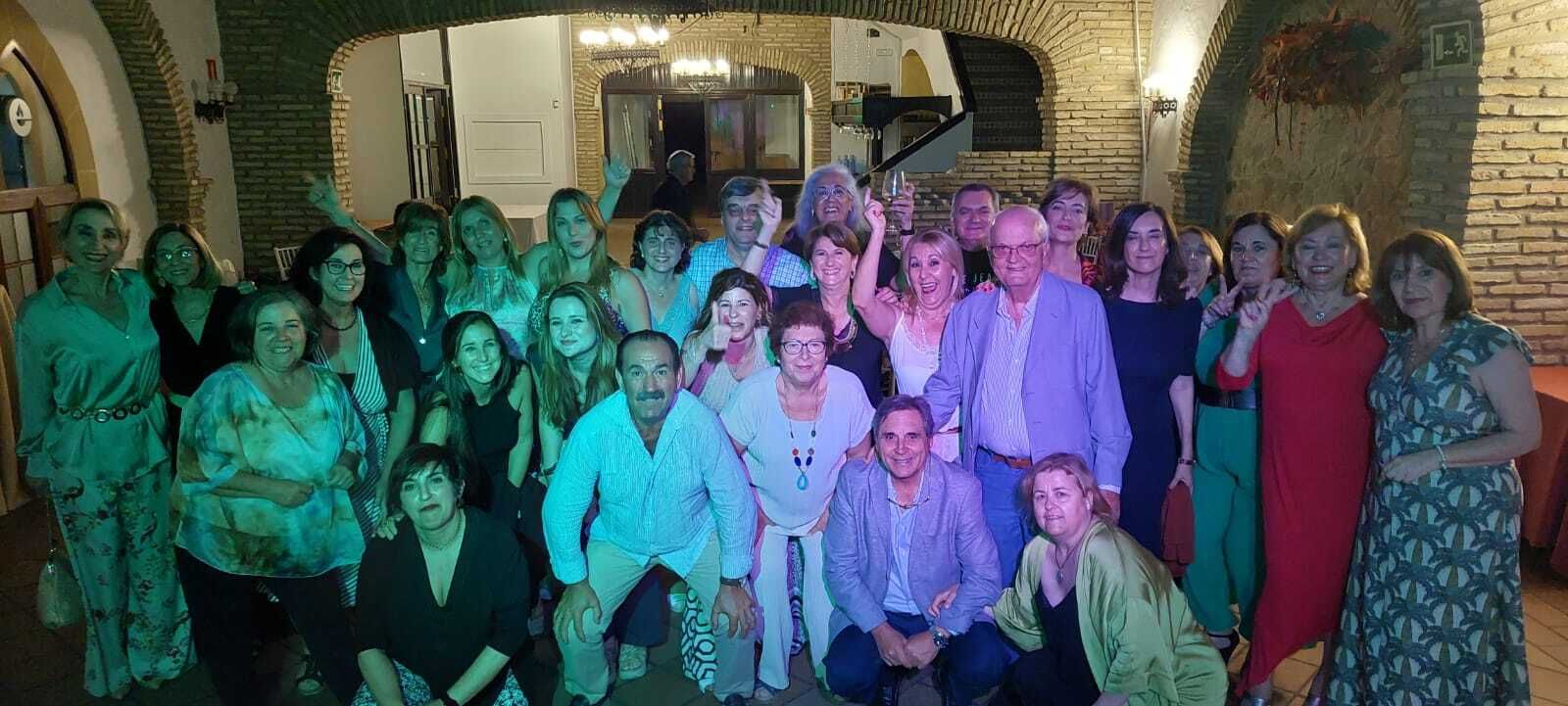 Los recientemente jubilados, con sus amigos y compañeros del Centro de Salud de Montealegre.