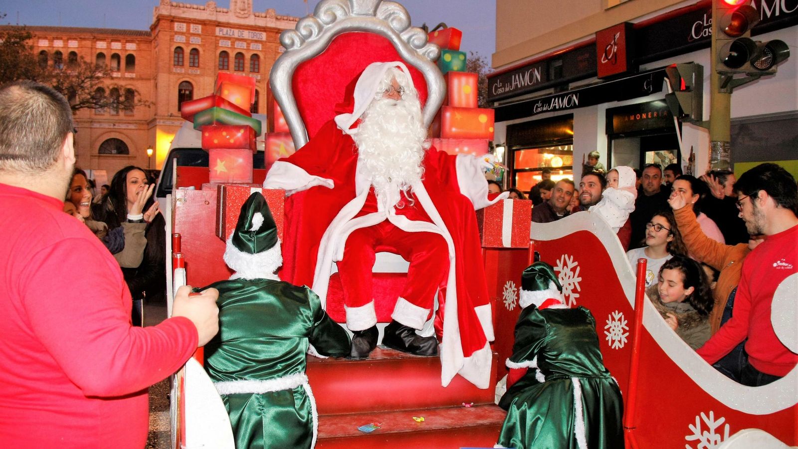 Papá Noel saliendo de la Plaza de Toros, justo al inicio de la tarde.