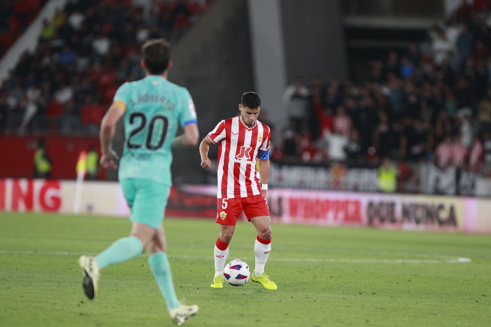 Lucas Robertone con el balón en los pies durante el encuentro frente al FC Barcelona de este curso