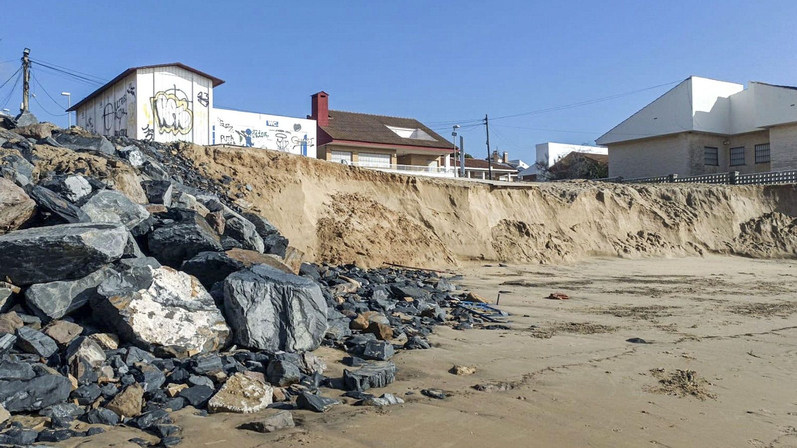 El estado de la playa de El Portil (Huelva) tras uno de los temporales.