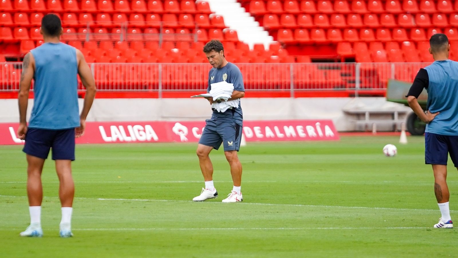 Rubi da instrucciones en el entrenamiento de este sábado.