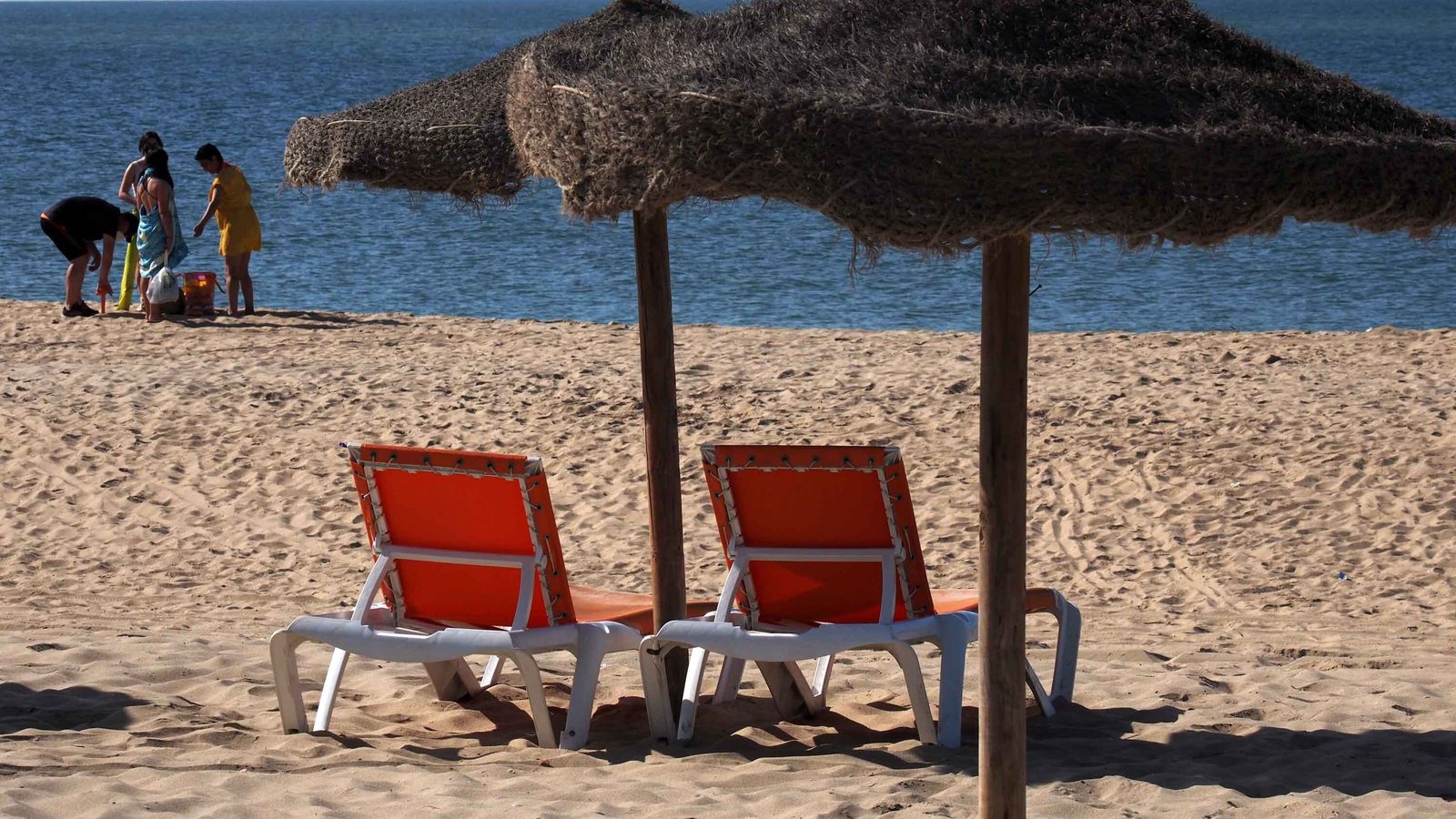Zona de hamacas y sombrillas en una de las zonas de baño de la comarca