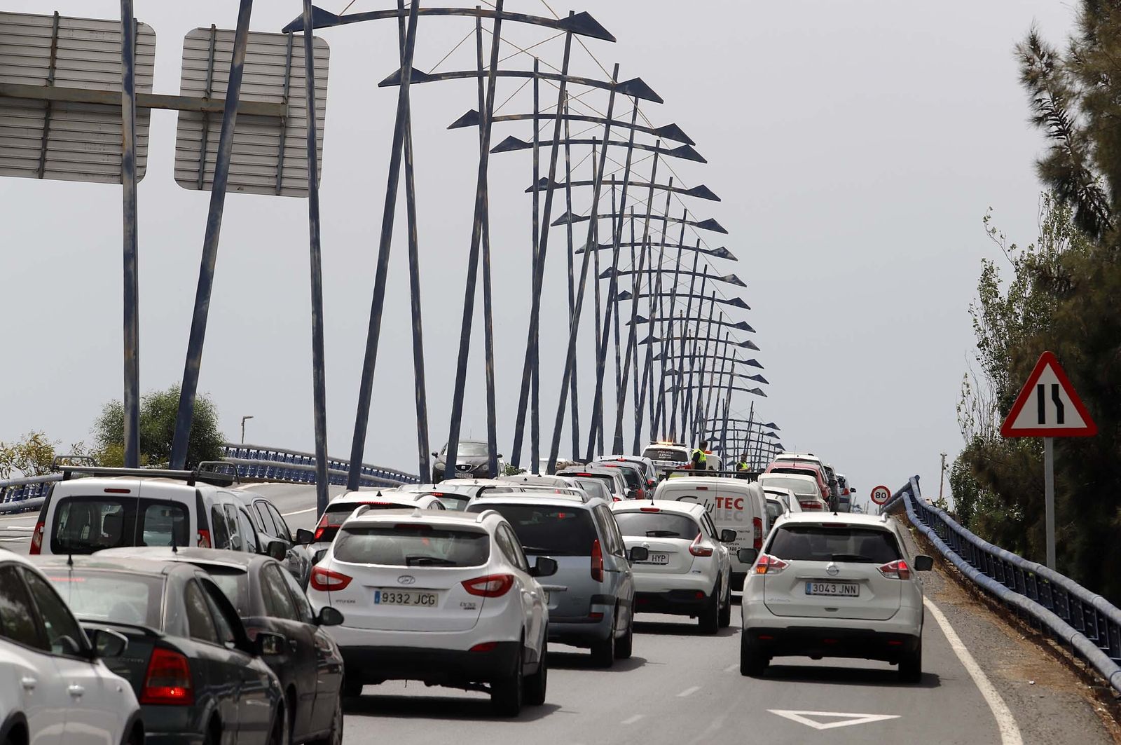 Imágenes de las retenciones provocadas por un accidente en el puente del Odiel
