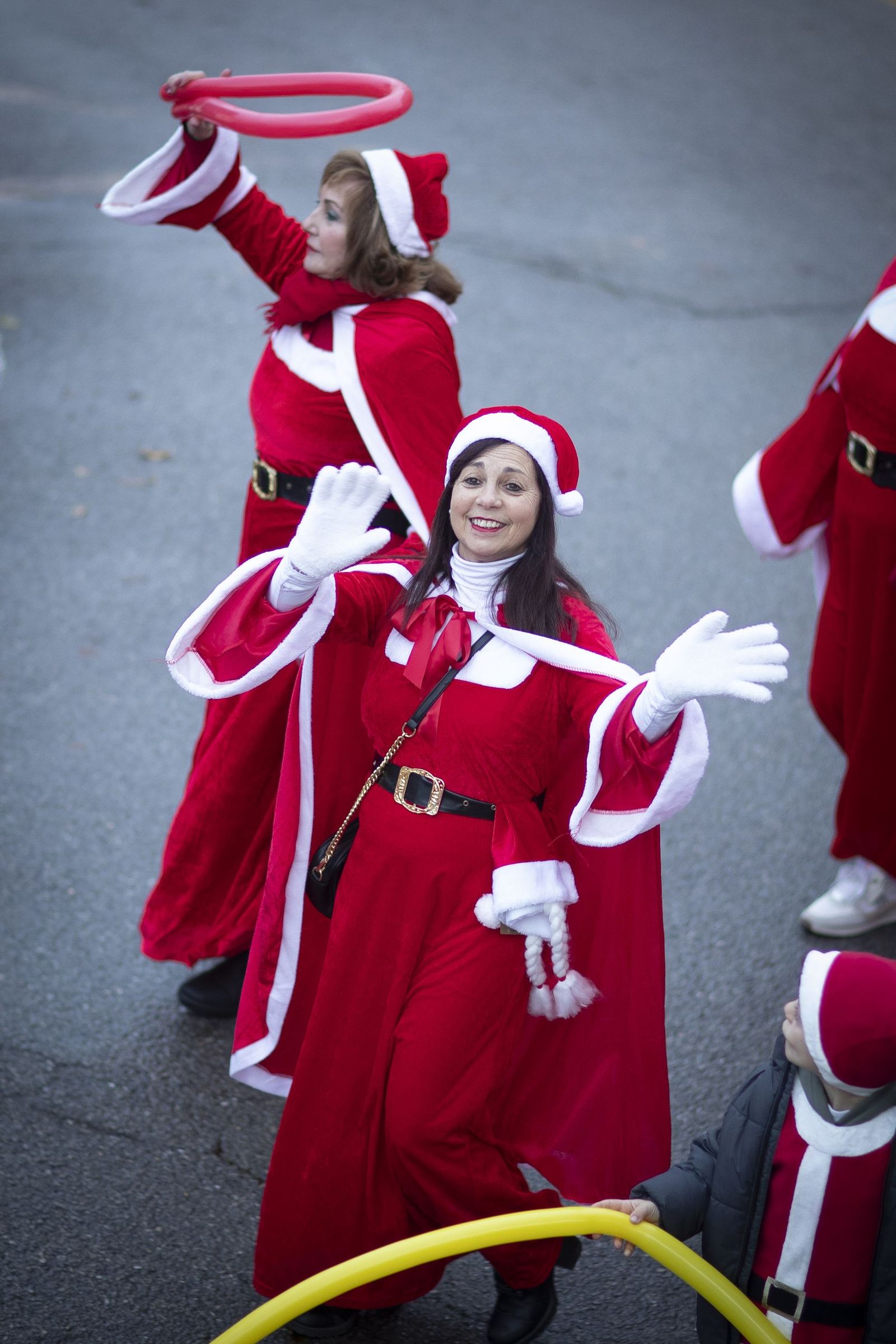 Única en España: las mejores imágenes de la cabalgata con 200 Mamá Noel en Otura