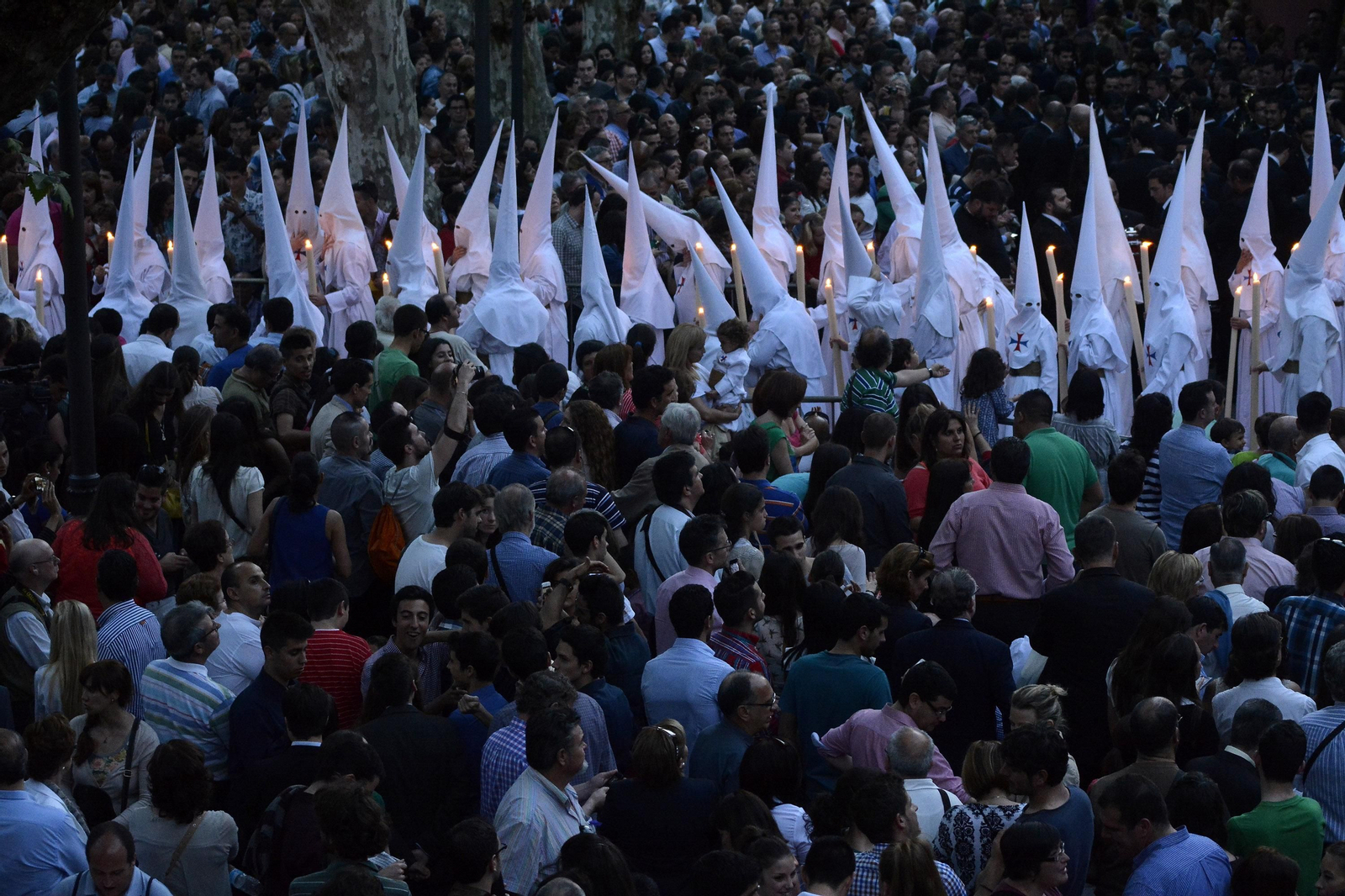 Numeroso público al paso de una cofradía.