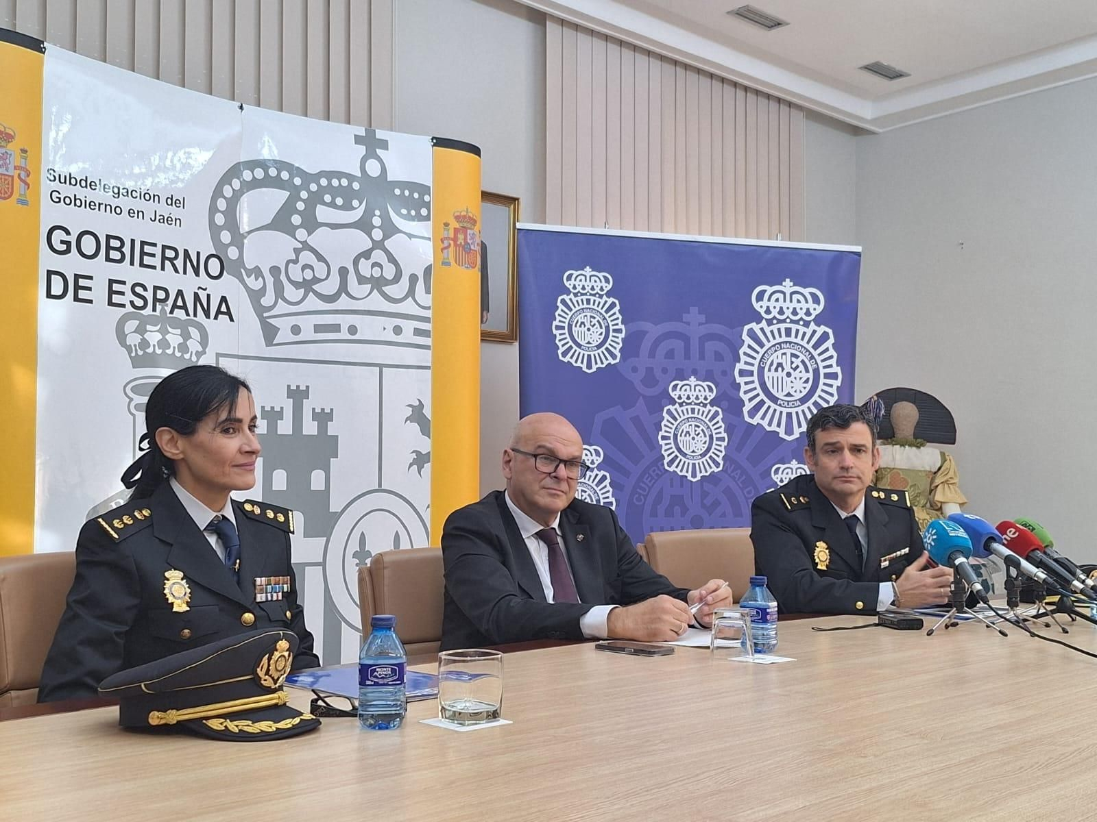 Responsables policiales y el subdelegado presentan los resultados de la operación Jurasic Car.