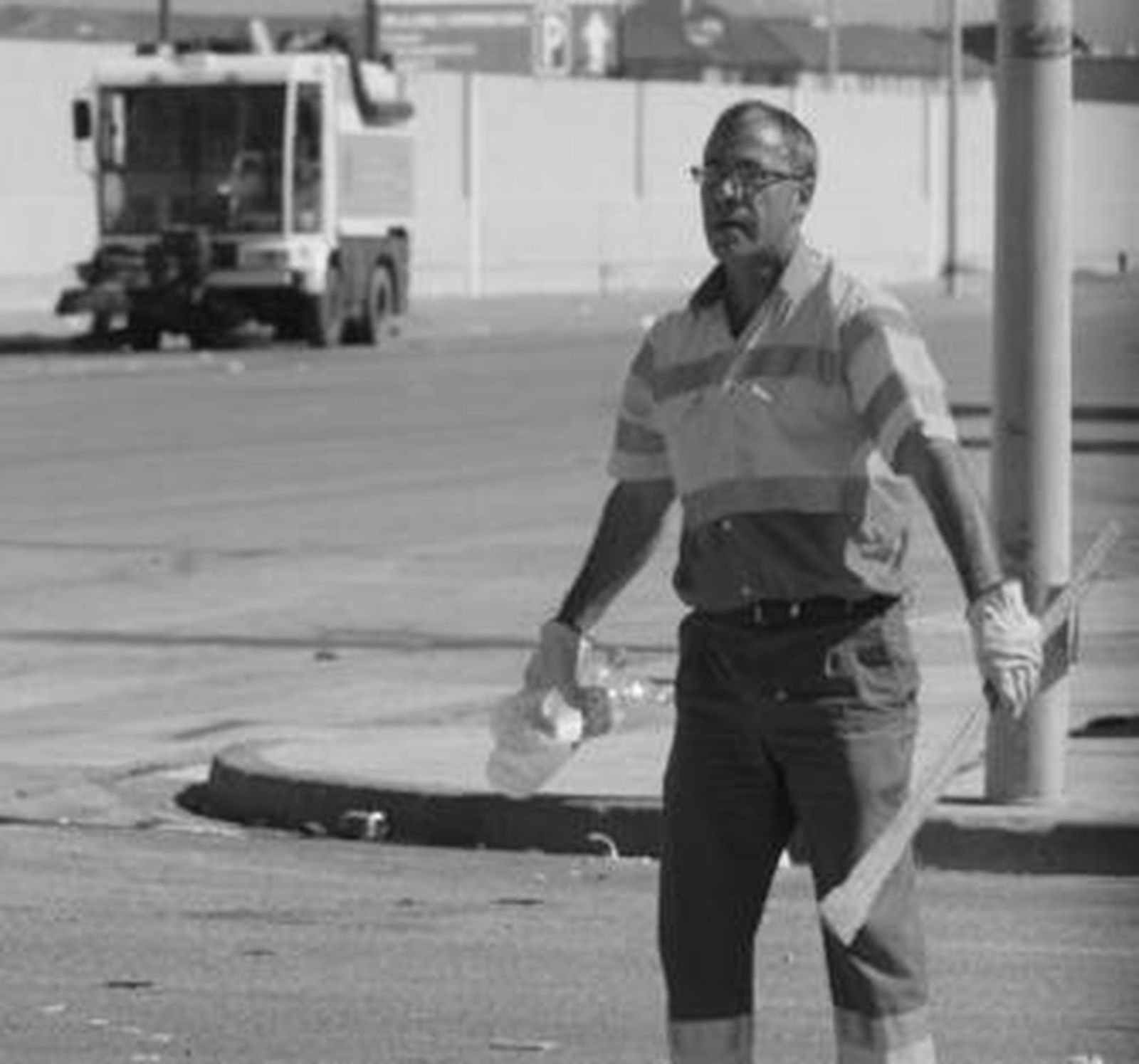 Un operario de limpieza, en pleno trabajo ayer en la zona del mercadillo.
