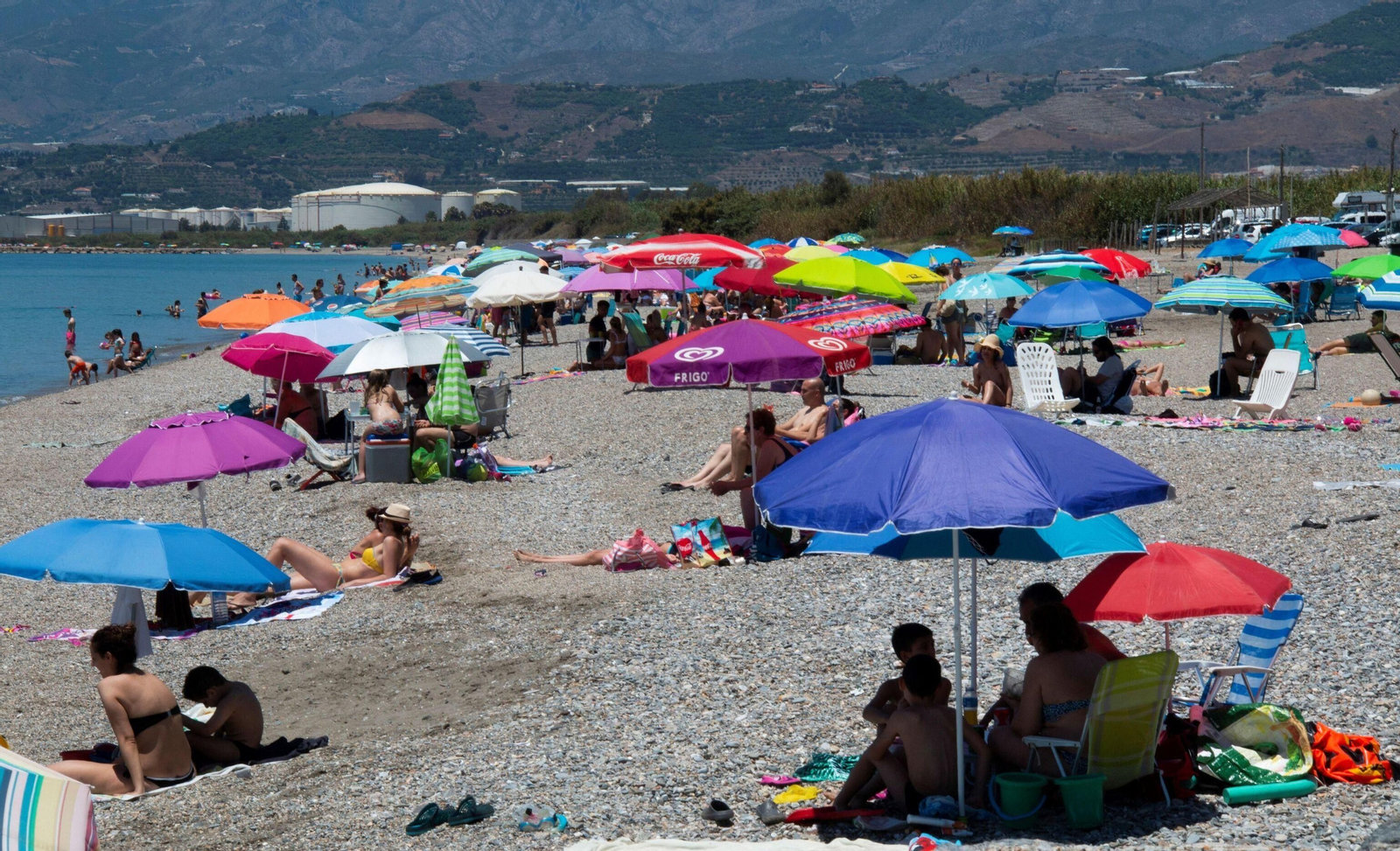 Bañistas en la playa de Motril.