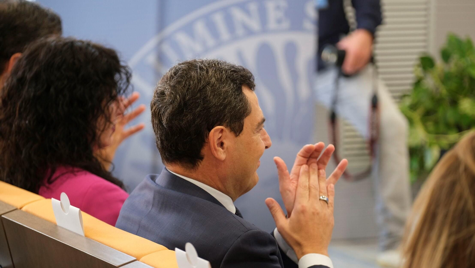 Juanma Moreno aplaude durante el acto celebrado este lunes en la Universidad de Almería.