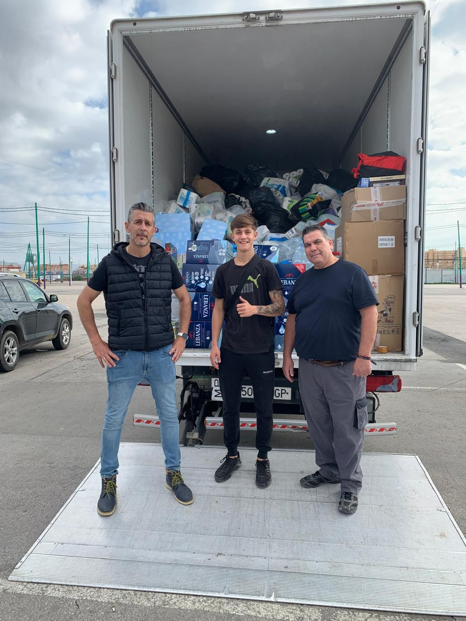 David, su hijo Iván y un compañero de trabajo junto al camión cargado desde Málaga David, su hijo Iván y un compañero de trabajo junto al camión cargado desde Málaga